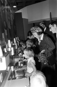 Prinses Beatrix opent tentoonstelling Doe s open in VU in Amsterdam Prinses B, Bestanddeelnr 927-4604