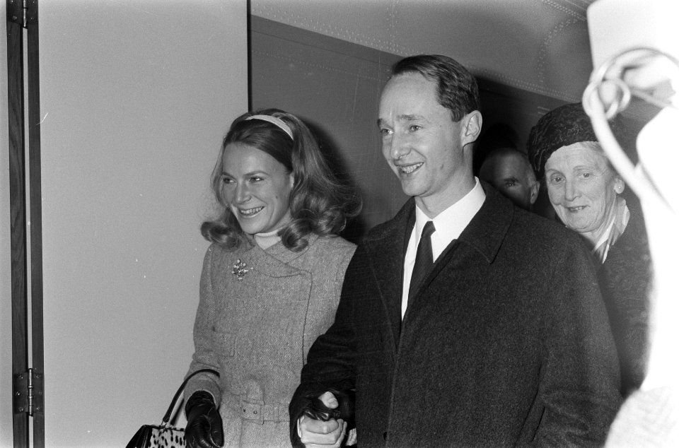 Prinses Irene en Prins Carel Hugo arriveren op Schiphol (na uitgewezen te zijn u, Bestanddeelnr 921-9708