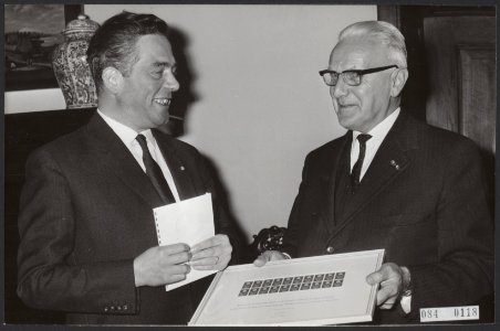 Prof. ir. G.H. Bast overhandigt in het Catshuis de eerste postzegels ter herden…, Bestanddeelnr 084-0118