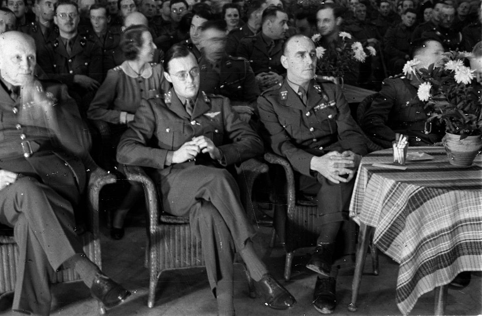 Prinses Irene Brigade. Prins Bernhard en de brigadecommandant A.C. de Ruyter va, Bestanddeelnr 934-9546