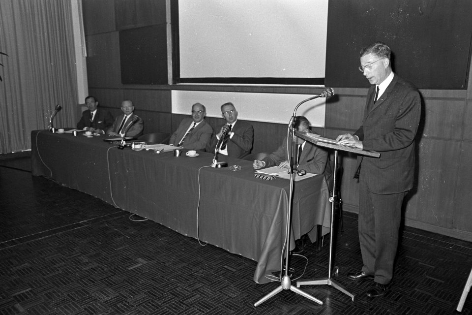 Prof. dr. ir. R.M.M. Oberman (hoogleraar aan de T.H. Delft in techniek van de in, Bestanddeelnr 921-6717