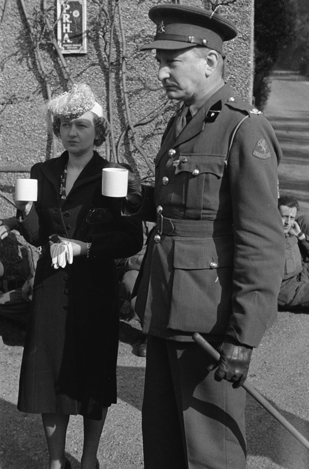 Prinses Irene Brigade The Bde Cdr. enjoys a cup of tea during the presentation, Bestanddeelnr 934-9457