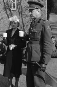 Prinses Irene Brigade The Bde Cdr. enjoys a cup of tea during the presentation, Bestanddeelnr 934-9457