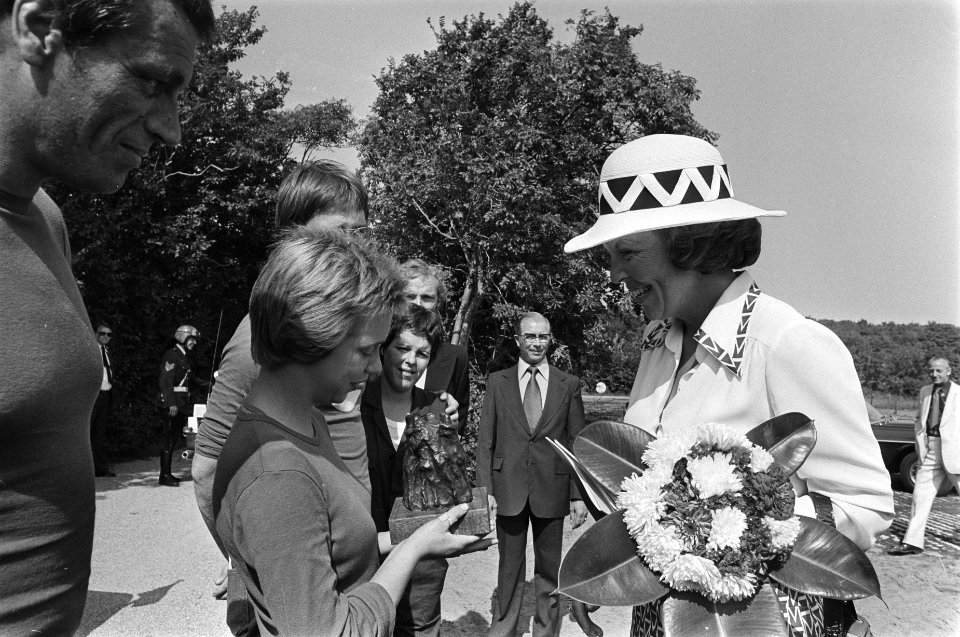 Prinses Beatrix opent nieuwbouw Emiliehoeve in Den Haag Prinses Beatrix in gespr, Bestanddeelnr 928-7566