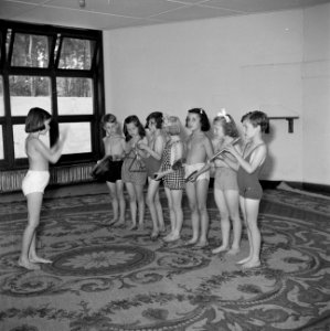 Prinses Irene en klasgenoten maken muziek in gymkleding, Bestanddeelnr 255-7389