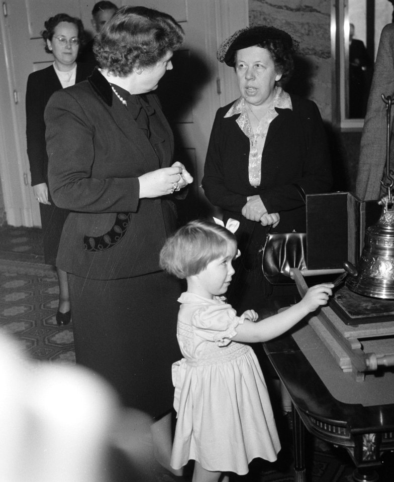 Prinses Christina slaat tegen het klokje koningin Juliana is in gesprek met Fre, Bestanddeelnr 904-9710