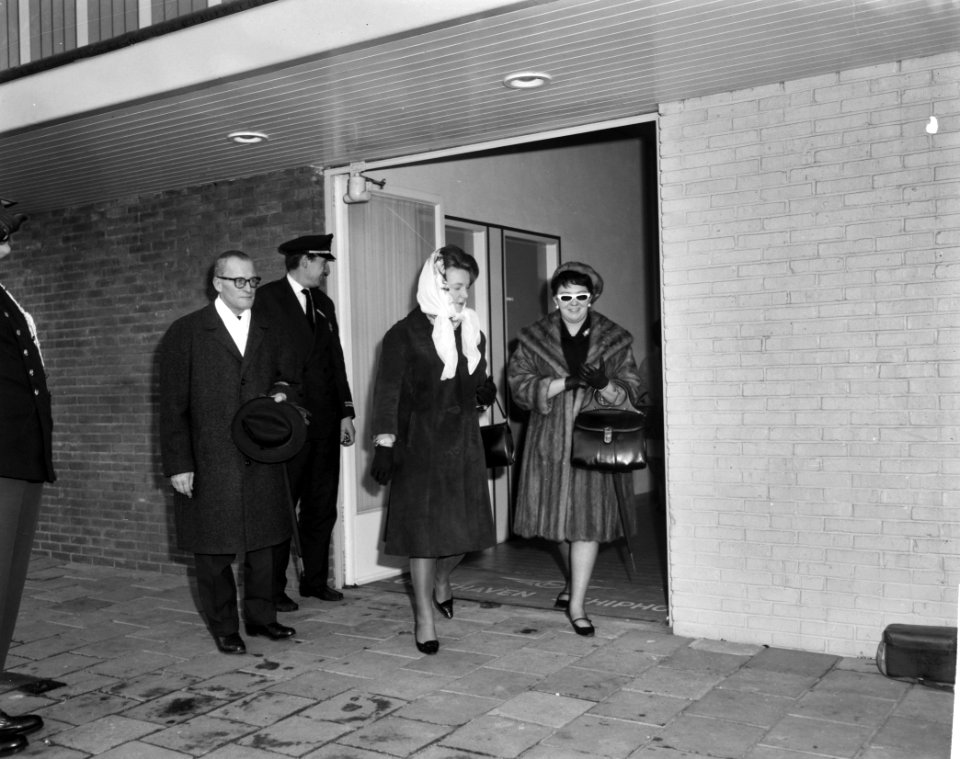 Prinses Irene begroet Ave Matheos Lopez , links Lopez, rechts prinses Irene, Bestanddeelnr 914-6245