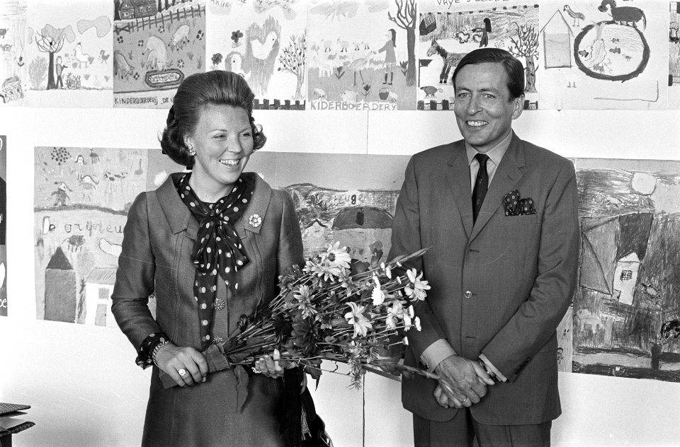 Prinses Beatrix opent tentoonstelling kindertekeningen, Soest Beatrix en Claus, Bestanddeelnr 923-8851