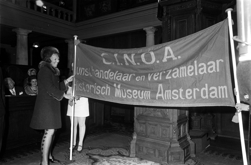 Prinses Beatrix opent tentoonstelling Kunsthandelaar en Verzamelaar in Luthers, Bestanddeelnr 923-3828