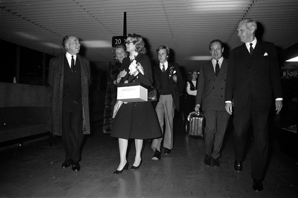 Prinses Gracia van Monaco en haar zoon Albert op Schiphol worden begroet door F, Bestanddeelnr 925-8794