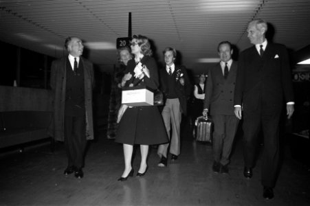 Prinses Gracia van Monaco en haar zoon Albert op Schiphol worden begroet door F, Bestanddeelnr 925-8794