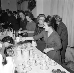 Prinses Irene, koningin Juliana en prinses Margriet schenken de chocolademelk ui, Bestanddeelnr 915-8770