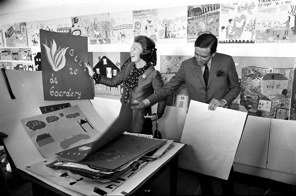 Prinses Beatrix opent tentoonstelling kindertekeningen, Soest Prinses Beatrix e, Bestanddeelnr 923-8846