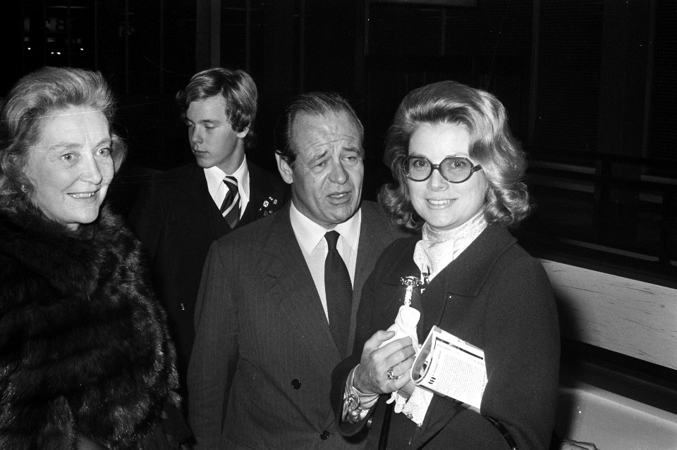 Prinses Gracia van Monaco en haar zoon Albert op Schiphol worden begroet door F, Bestanddeelnr 925-8793