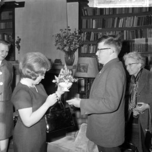 Prinses Christina krijgt een boeketje aangeboden, Bestanddeelnr 916-0749