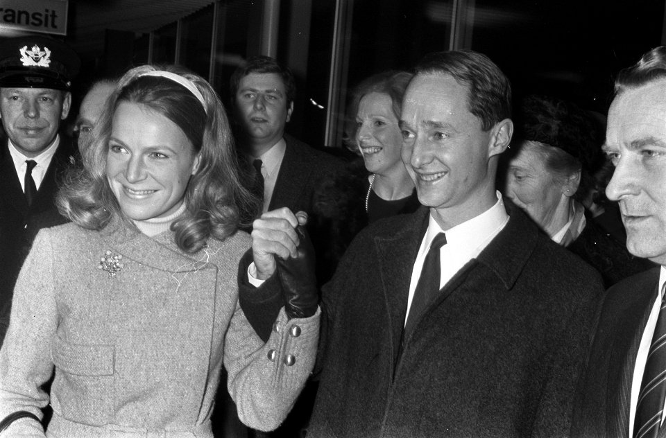 Prinses Irene en Prins Carel Hugo arriveren op Schiphol (na uitgewezen te zijn u, Bestanddeelnr 921-9704