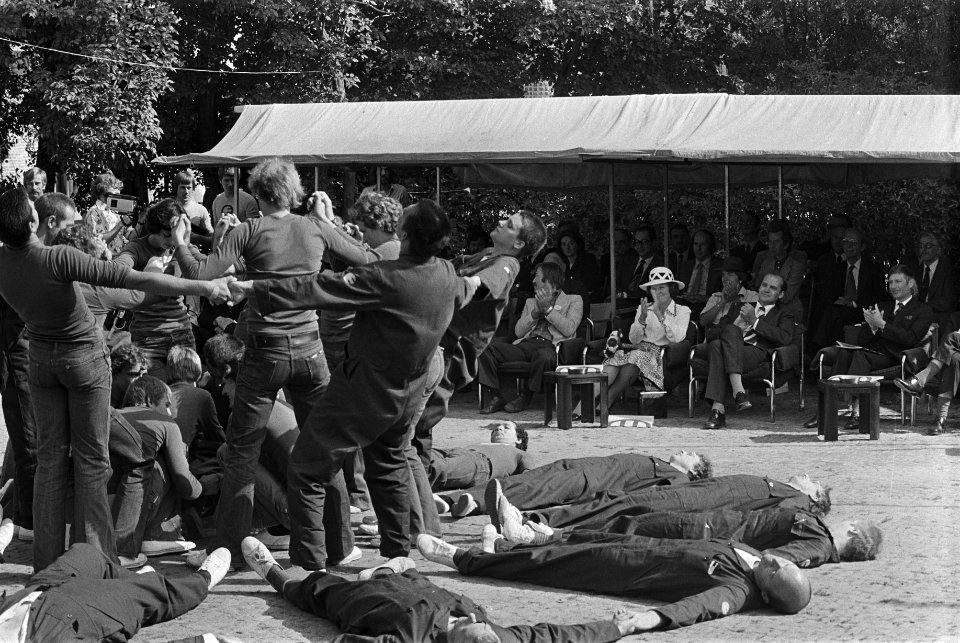 Prinses Beatrix opent nieuwbouw Emiliehoeve in Den Haag Prinses Beatrix bekijkt , Bestanddeelnr 928-7557