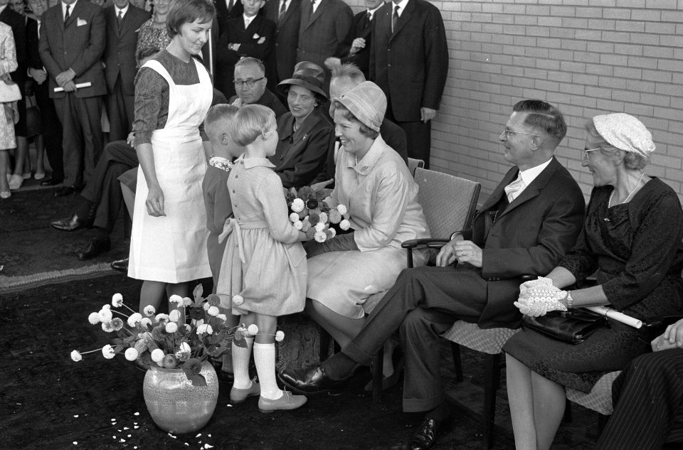 Prinses Beatrix opent school in Leeuwarden., Bestanddeelnr 912-9304