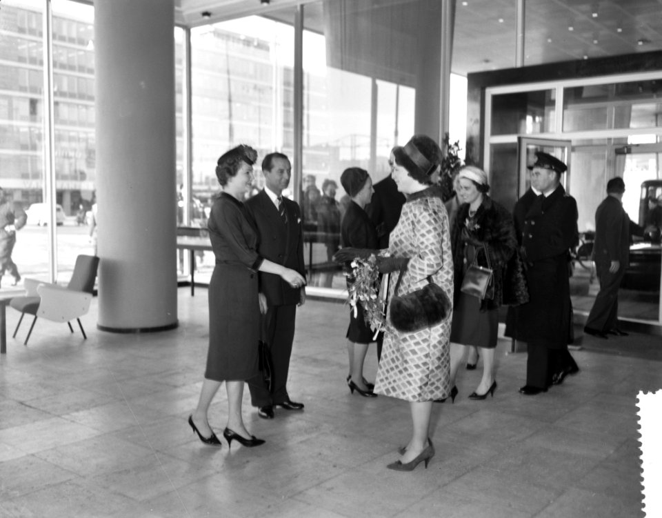 Prinses Irene bezoekt Shellgebouw Rotterdam, voorstellen van personen in de hal, Bestanddeelnr 912-0766
