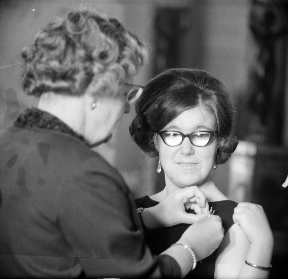 Prinses Christina krijgt een gouden broche, koningin Juliana helpt met het opspe, Bestanddeelnr 917-4474