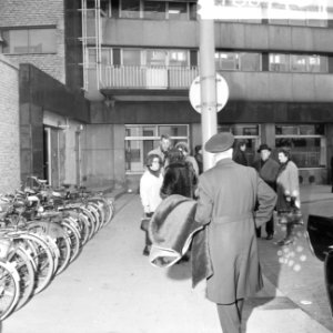 Prinses Christina wachtend bij taxistandplaats, Centraal Station te Rotterdam vo, Bestanddeelnr 918-6748