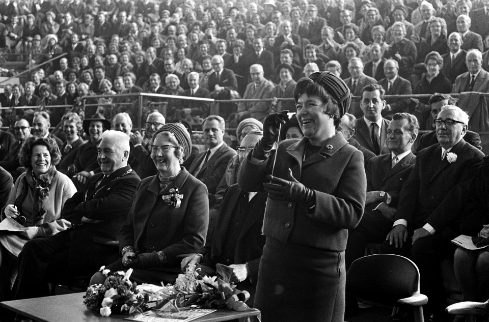 Prinses Christina opende ijsstadion Thialf te Heerenveen. Prinses Christina bl, Bestanddeelnr 920-7853