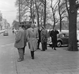 Prinses Bertil van Zweden tijdens een wandeling, Bestanddeelnr 913-8449