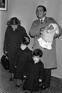 Prinses Christina, Jorge met dochter Juliana op de arm, Nicolas (links) en Berna, Bestanddeelnr 931-7723