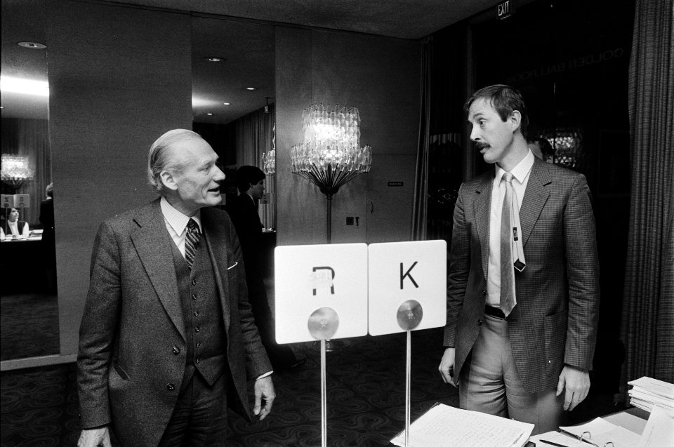 Prof. dr. W. J. Slagter (l) van de onderzoekscommissie Overzeese Gas- en Elektri, Bestanddeelnr 932-3881