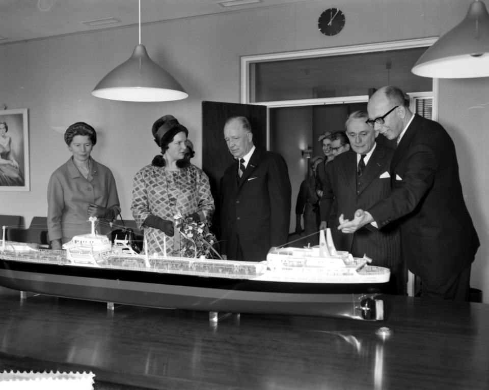 Prinses Irene bezoekt Shellgebouw Rotterdam, Prinses Irene bekijkt maquette, Bestanddeelnr 912-0770
