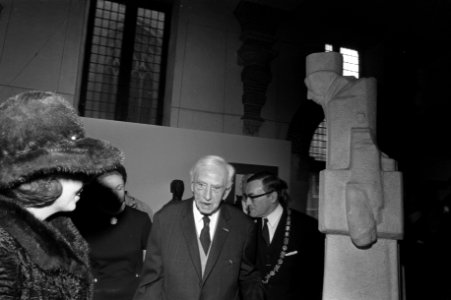 Prinses Beatrix opent tentoonstelling beeldhouwwerken prof J Bronner tgv 90, Bestanddeelnr 925-2616