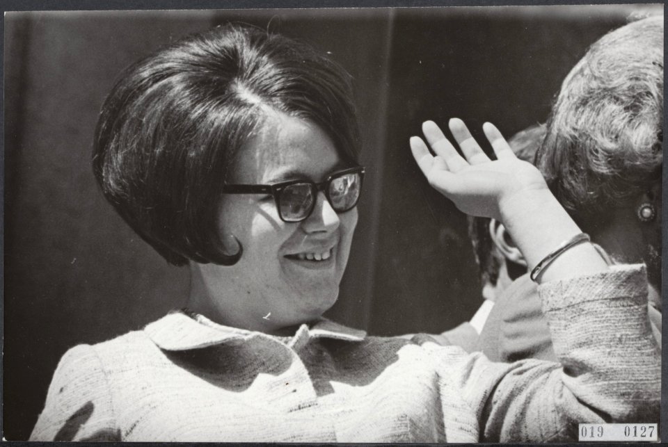 Prinses Christina zwaait tijdens het defilé tijdens koninginnedag 1966, Bestanddeelnr 019-0127