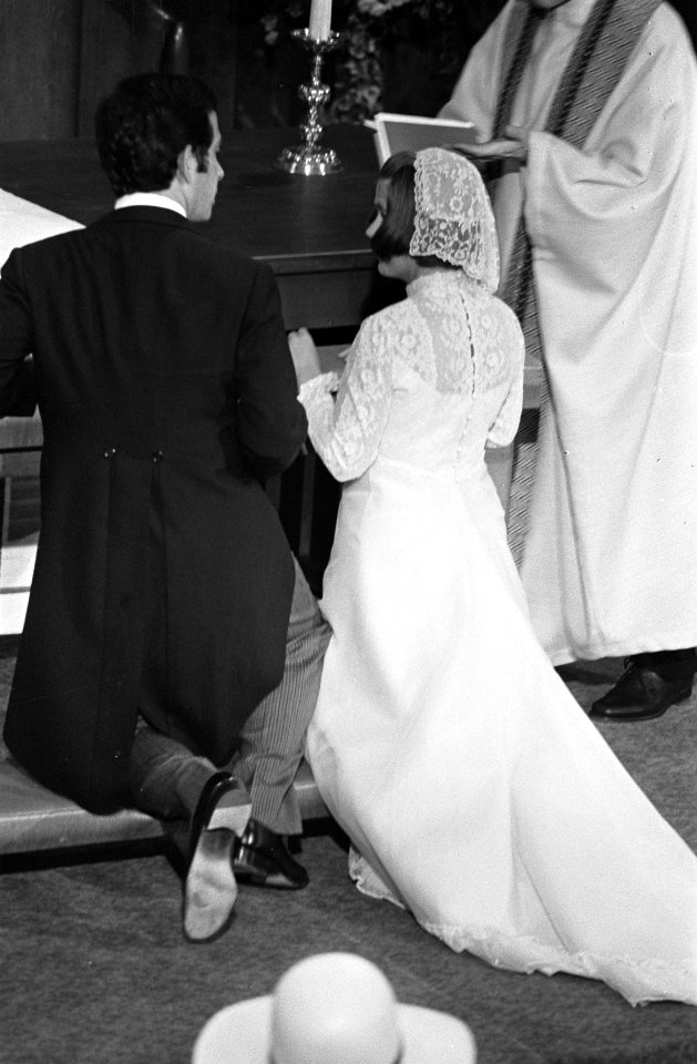 Prinses Christina en Jorge Guillermo geknield tijdens de plechtigheid, Bestanddeelnr 928-0220