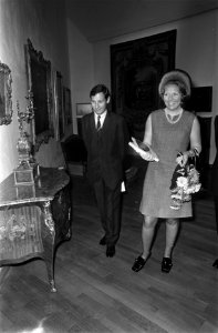 Prinses Beatrix opent tentoonstelling Kunsthandelaar en Verzamelaar in Luthers, Bestanddeelnr 923-3835 photo