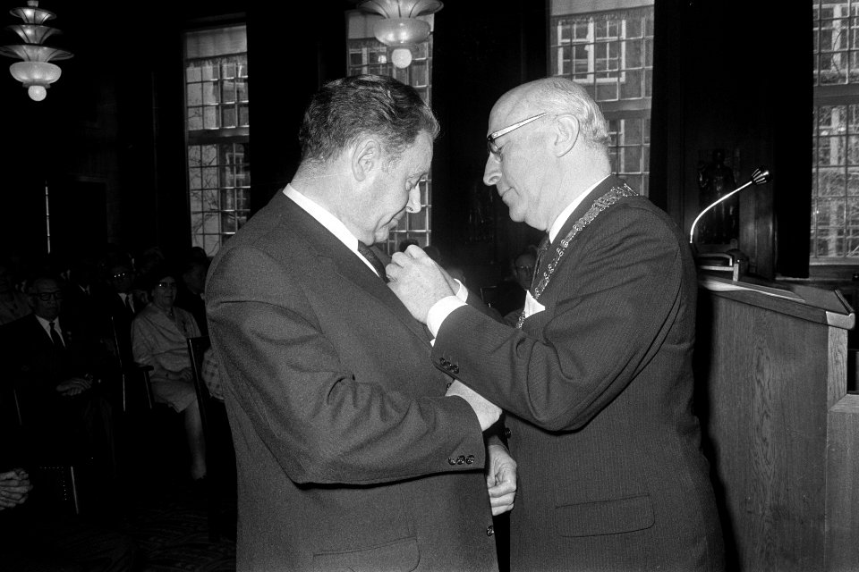 Prof. dr. G. Th. J. Delfgaauw (links) krijgt Koninklijke onderscheidingen uitger, Bestanddeelnr 923-4801