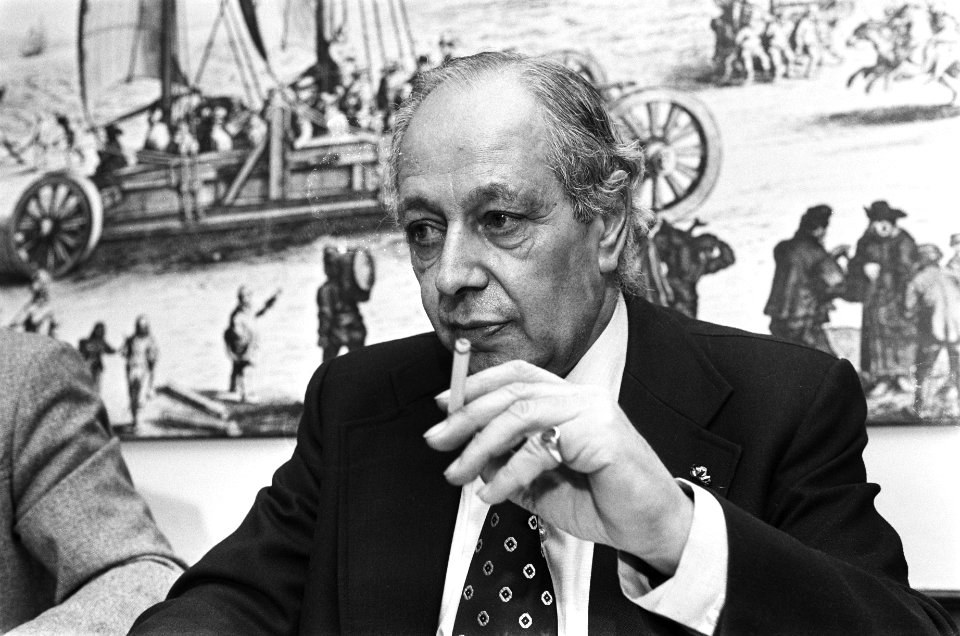Prof Belinfante presenteert boek In plaats van bijltjesdag ( Den Haag ) prof, Bestanddeelnr 930-0449
