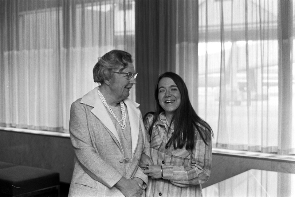 Prinses Christina op Schiphol, met haar moeder, koningin Juliana, Bestanddeelnr 926-3745