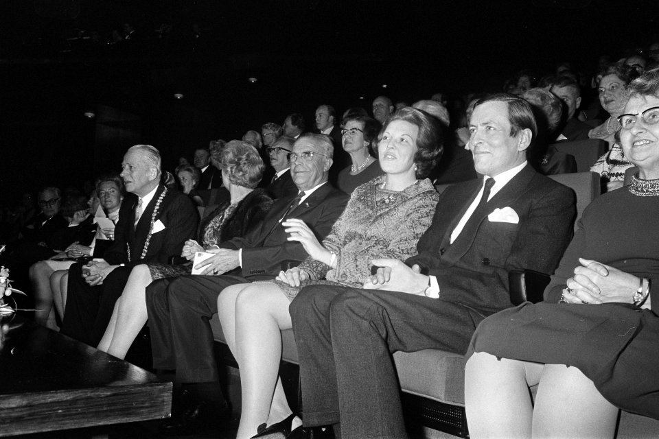 Prinses Beatrix opent nieuw Jaarbeursgebouw, Beatrixgebouw te Utrecht. Prinses B, Bestanddeelnr 923-3121