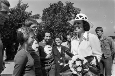 Prinses Beatrix opent nieuwbouw Emiliehoeve in Den Haag Prinses Beatrix in gespr, Bestanddeelnr 928-7558