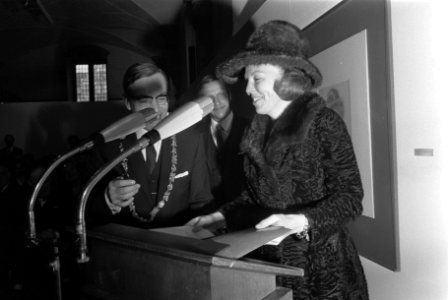 Prinses Beatrix opent tentoonstelling beeldhouwwerken prof J Bronner tgv 90, Bestanddeelnr 925-2612