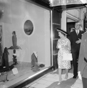 Prinses Margaret en Lord Snowdon winkelen in Leidsestraat, de Prinses, Bestanddeelnr 917-7725