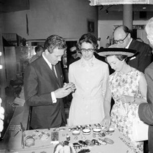Prinses Margaret en Lord Snowdon winkelen in Leidsestraat, tijdens het winkelen, Bestanddeelnr 917-7731