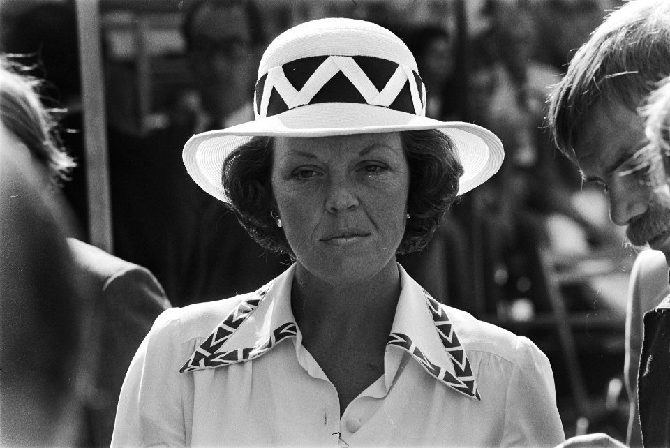 Prinses Beatrix opent nieuwbouw Emiliehoeve in Den Haag Prinses Beatrix in gespr, Bestanddeelnr 928-7559