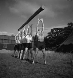 Prinses Irene Brigade in training in een kamp in de Midlands. Boomstam werpen ge, Bestanddeelnr 934-9509