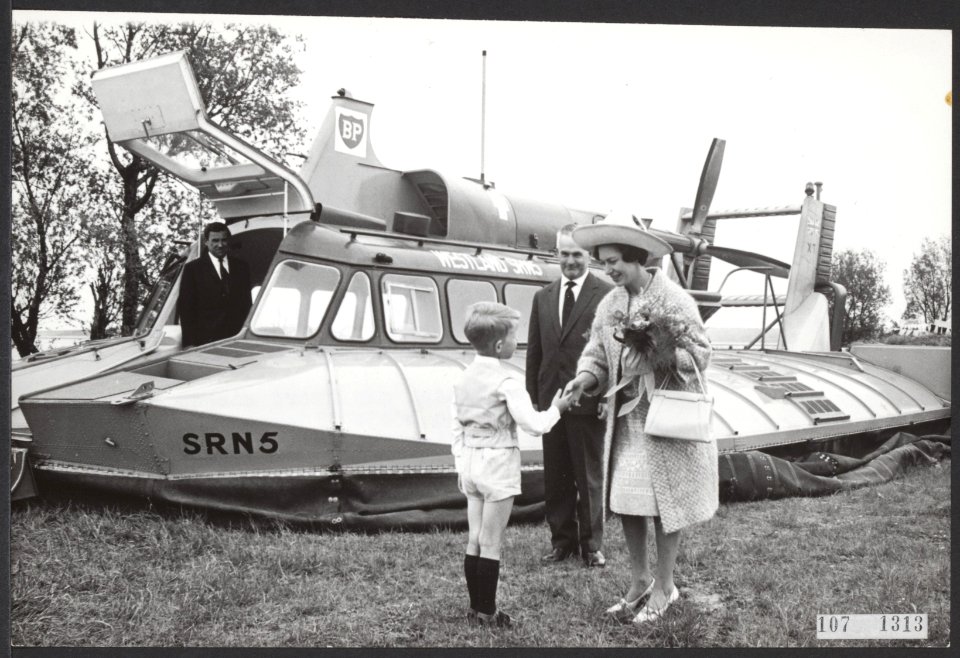 Prinses Margaret en lord Snowdon hebben samen met prins Bernhard een tochtje gem, Bestanddeelnr 107-1313