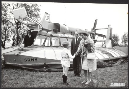 Prinses Margaret en lord Snowdon hebben samen met prins Bernhard een tochtje gem, Bestanddeelnr 107-1313