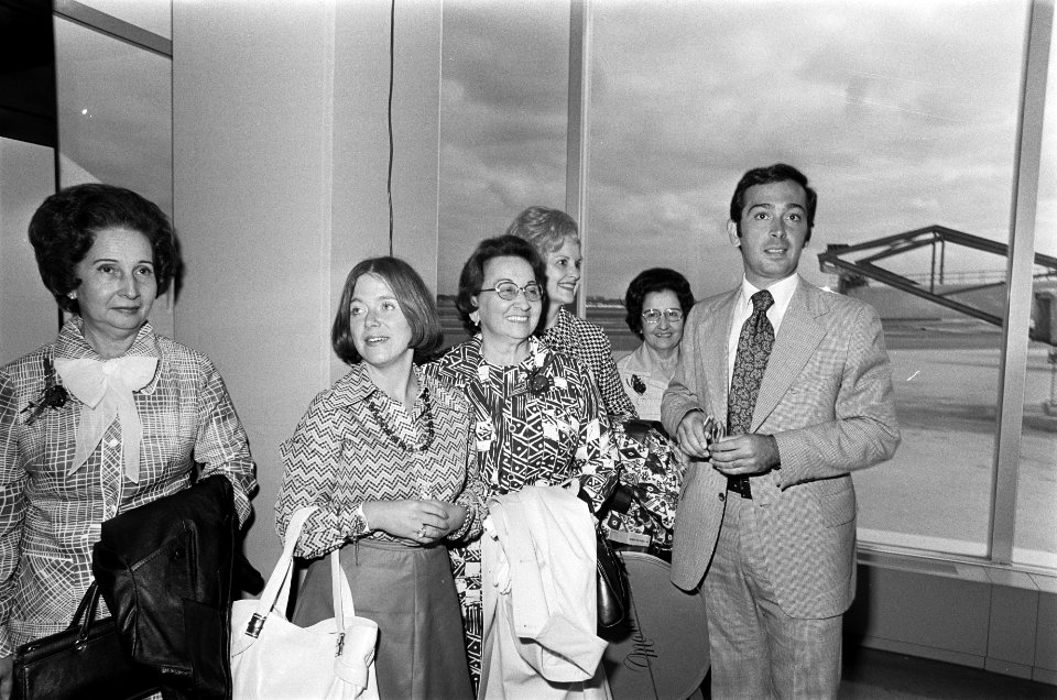 Prinses Christina en Jorge Guillermo halen de moeder en drie tantes van Guillerm, Bestanddeelnr 928-0118