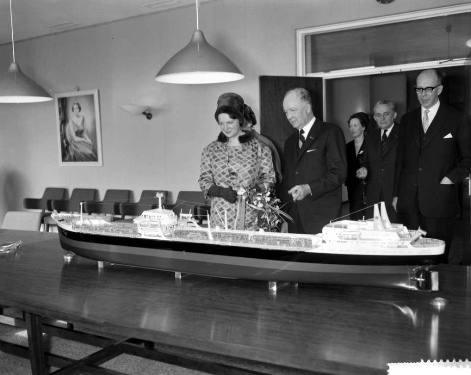 Prinses Irene bezoekt Shellgebouw Rotterdam, Prinses Irene bekijkt maquette, Bestanddeelnr 912-0769