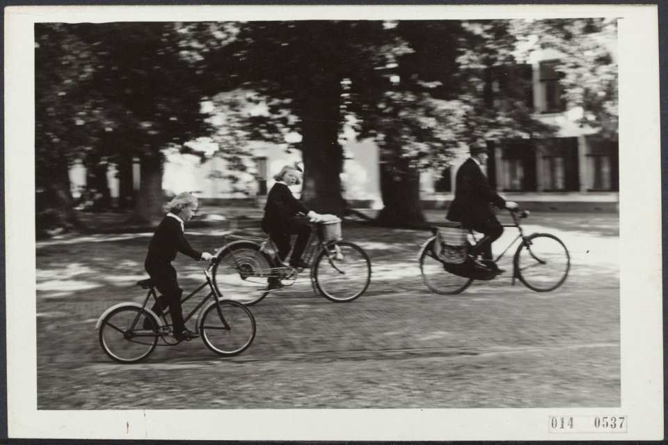 Prinses Irene en Beatrix op de fiets tijdens vakantie in Apeldoorn. Voorop rijdt, Bestanddeelnr 014-0537
