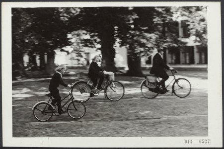 Prinses Irene en Beatrix op de fiets tijdens vakantie in Apeldoorn. Voorop rijdt, Bestanddeelnr 014-0537